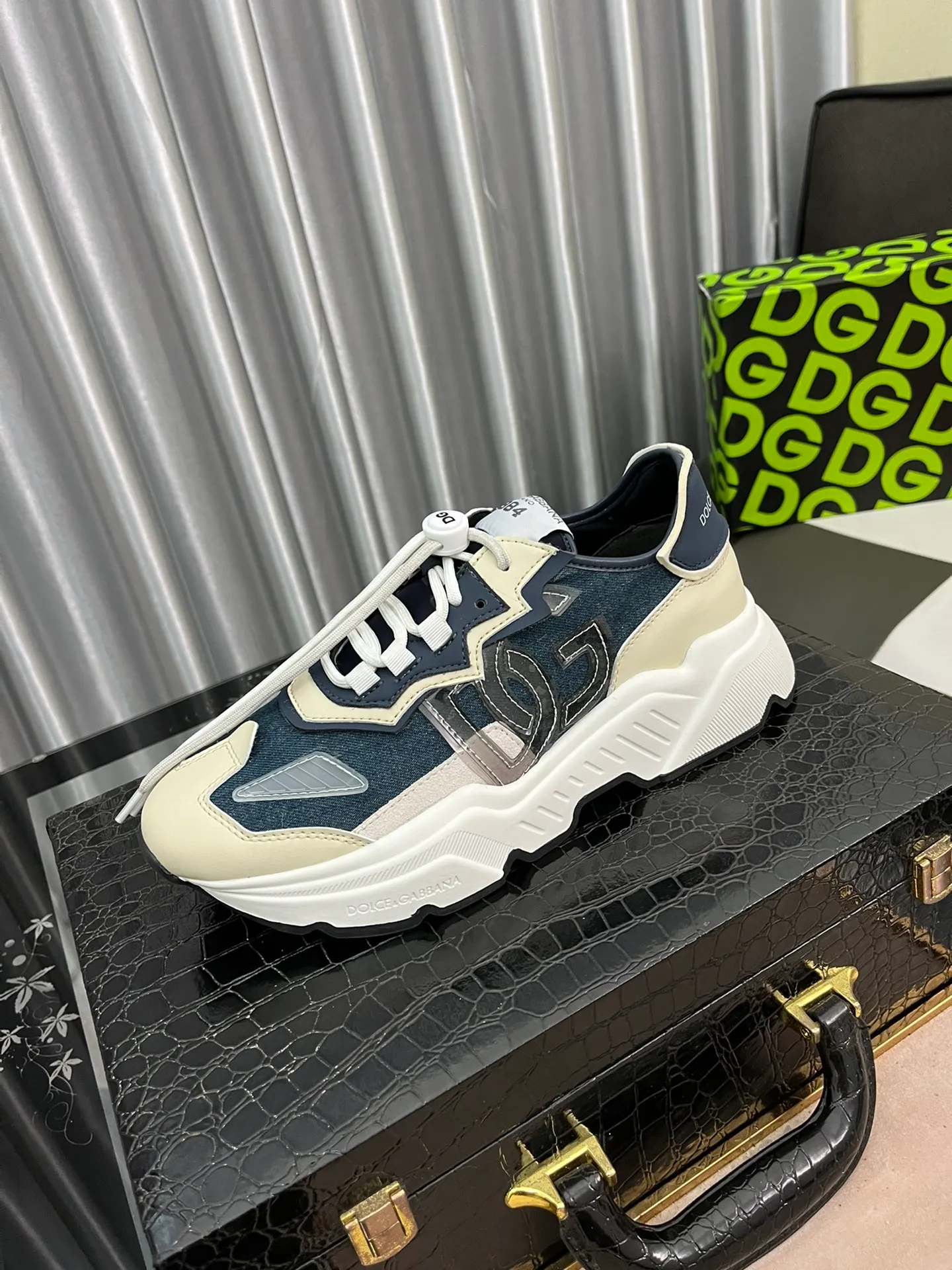 Factory price 480⌚️⌚️DG high-end boutique men's casual sports shoes! Imported original cowhide, shoe body metal loug decoration, imported original hardware, exquisite luxury, super A level! Compared with the genuine product at the counter, the version is no worse at all! Size:38-44
